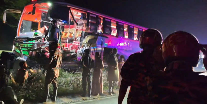 ঢাকা-মাওয়া এক্সপ্রেসওয়েতে নিয়ন্ত্রণ হারিয়ে বাস দুর্ঘটনায় যাত্রী নিহত, আহত ৫