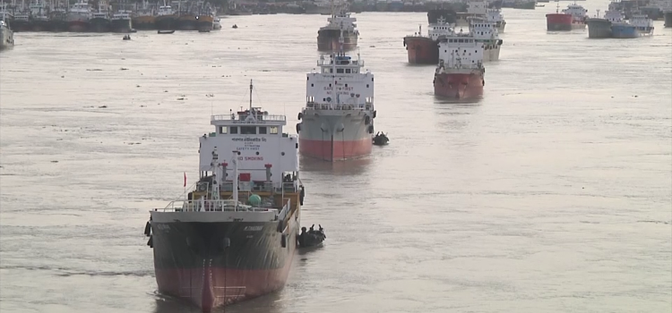 জ্বালানি সংকটে লাইটার জাহাজ অচল, চট্টগ্রাম বন্দরে খালাস ব্যাহত!