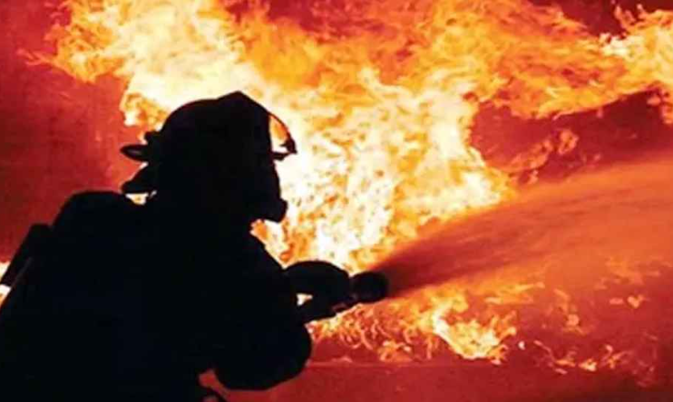 ঢাকার বনানীতে বহুতল ভবনে ভয়াবহ আগুন