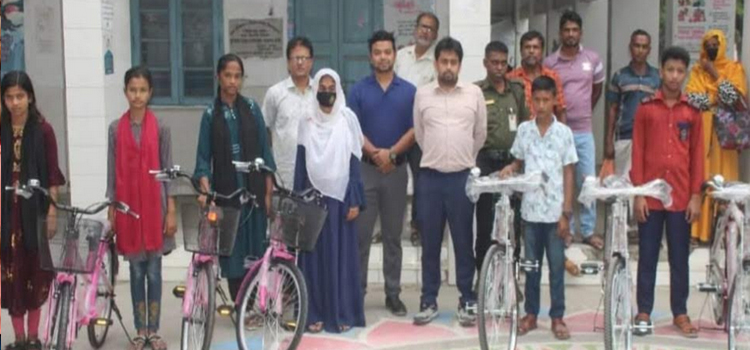 খুলনায় শিক্ষার্থীদের মাঝে বাইসাইকেল বিতরণ