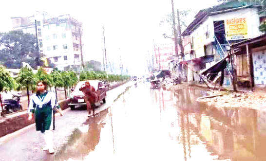 রংপুর নগরীতে সড়কে পানি জমে ভোগান্তি
