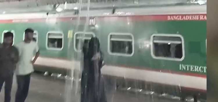 বৃষ্টি নামলেই দুর্ভোগ:রংপুর স্টেশনে ছাউনির ফুটো,পিচ্ছিল প্ল্যাটফর্মে ঝুঁকি