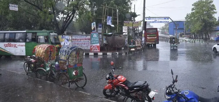 ঢাকায় বৃষ্টি কমতে পারে দুপুরে, দিনভর মেঘলা থাকবে আকাশ
