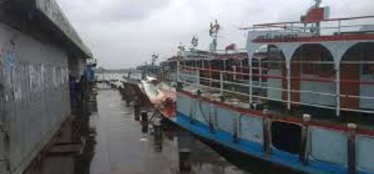 বৈরী আবহাওয়ায় দৌলতদিয়া-পাটুরিয়ায় নৌযান চলাচল বন্ধ