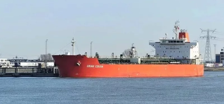 ৪৪ হাজার টন ডিজেল নিয়ে চট্টগ্রাম বন্দরে দুই জাহাজ