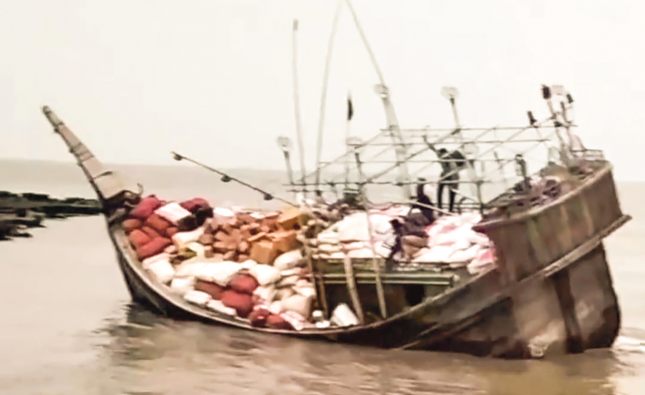 ঝড়ের মৌসুম: ঝুঁকি নিয়ে চলছে ছোট ছোট নৌযান