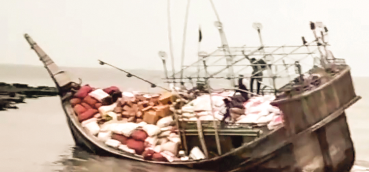 ঝড়ের মৌসুম: ঝুঁকি নিয়ে চলছে ছোট ছোট নৌযান