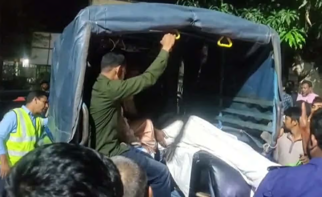 নাগেশ্বরীতে ট্রাকের সঙ্গে সংঘর্ষে মাইক্রোবাসের তিনজন নিহত, আহত ৯