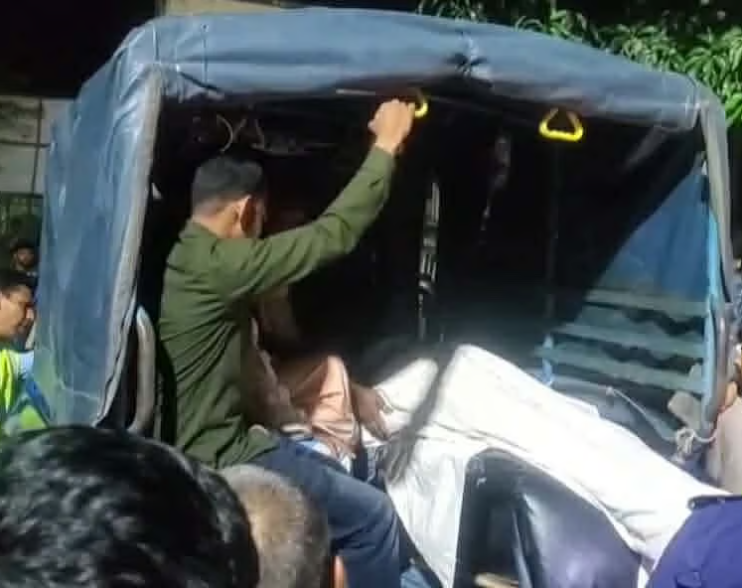 নাগেশ্বরীতে ট্রাকের সঙ্গে সংঘর্ষে মাইক্রোবাসের তিনজন নিহত, আহত ৯