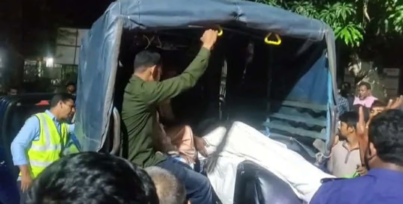 নাগেশ্বরীতে ট্রাকের সঙ্গে সংঘর্ষে মাইক্রোবাসের তিনজন নিহত, আহত ৯