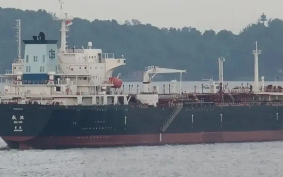 অকটেন নিয়ে চট্টগ্রাম বন্দরে জাহাজ