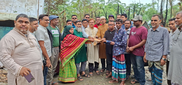 আগৈলঝাড়ায় অগ্নিকাণ্ডে ক্ষতিগ্রস্ত তিন পরিবারকে জেলা পরিষদের আর্থিক সহায়তা