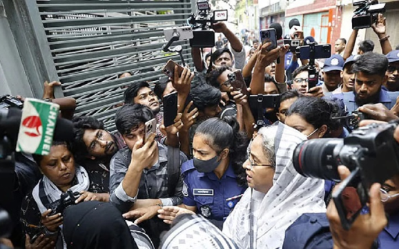 স্বামীকে শেষ বিদায় জানাতে ঢাকার বাসায় দীপু মনি
